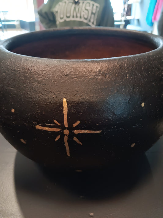 Black and gold pot